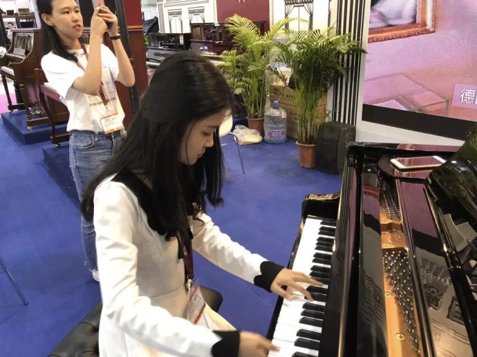德国格拉夫钢琴完美领跃2018广州国际乐器展